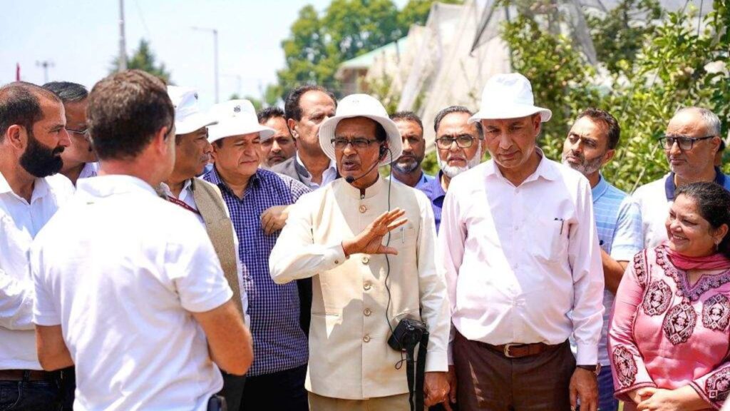  कृषि मंत्री शिवराज सिंह ने विश्वविद्यालय में छात्रों, किसानों और वैज्ञानिकों से संवाद किया, खेती के इनोवेशन और समस्याओं को जानने के लिए फील्ड से जुड़ने की बात कही.