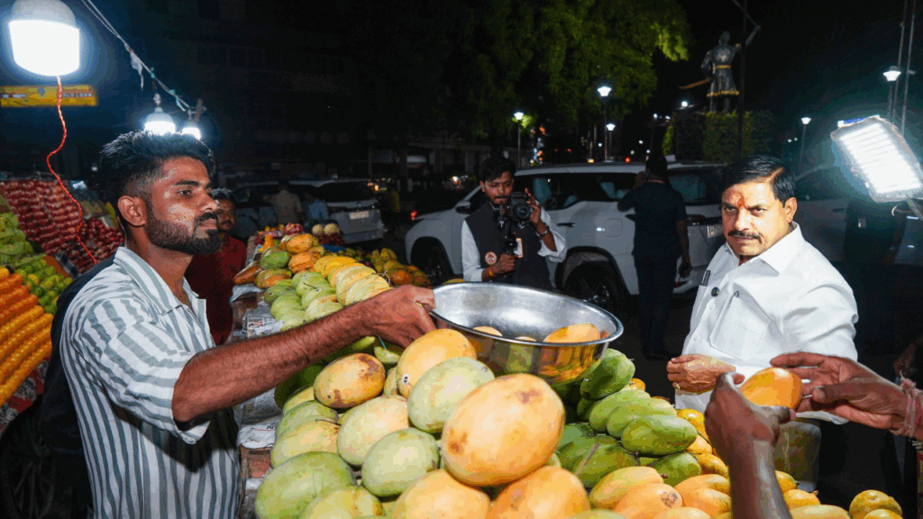 सोशल मीडिया पर वायरल हुआ सीएम का आम जनता वाला अंदाज, लोग कर रहे तारीफ. ऐसे सादगी भरे नेता अब कम ही देखने को मिलते हैं.
