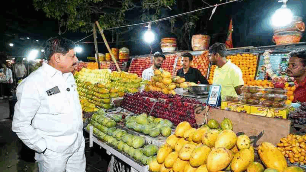 ना सुरक्षा घेरे का शोर, ना VIP स्टाइल CM सीधे पहुंचे ठेले पर, फल खरीदे और जेब से मोबाइल निकालकर UPI पेमेंट कर दिया.