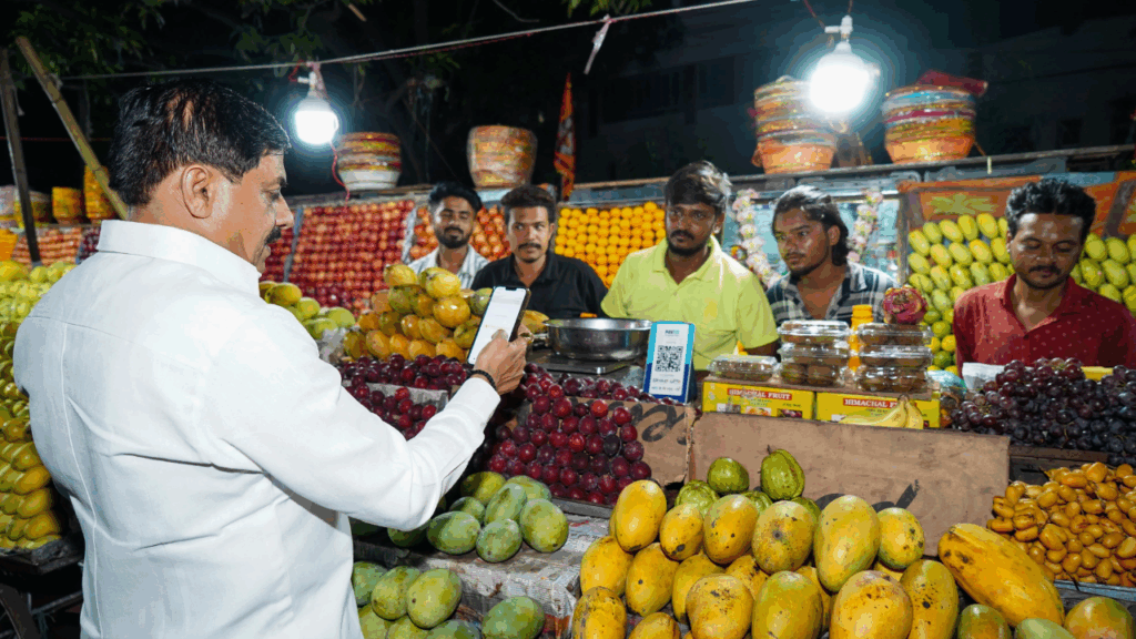 ट्रैफिक नियमों का पालन करते हुए सादगी से पहुंचे सीएम, सिर्फ दो गाड़ियों के काफिले में आए और 15 मिनट में खरीददारी कर चुपचाप लौट भी गए.