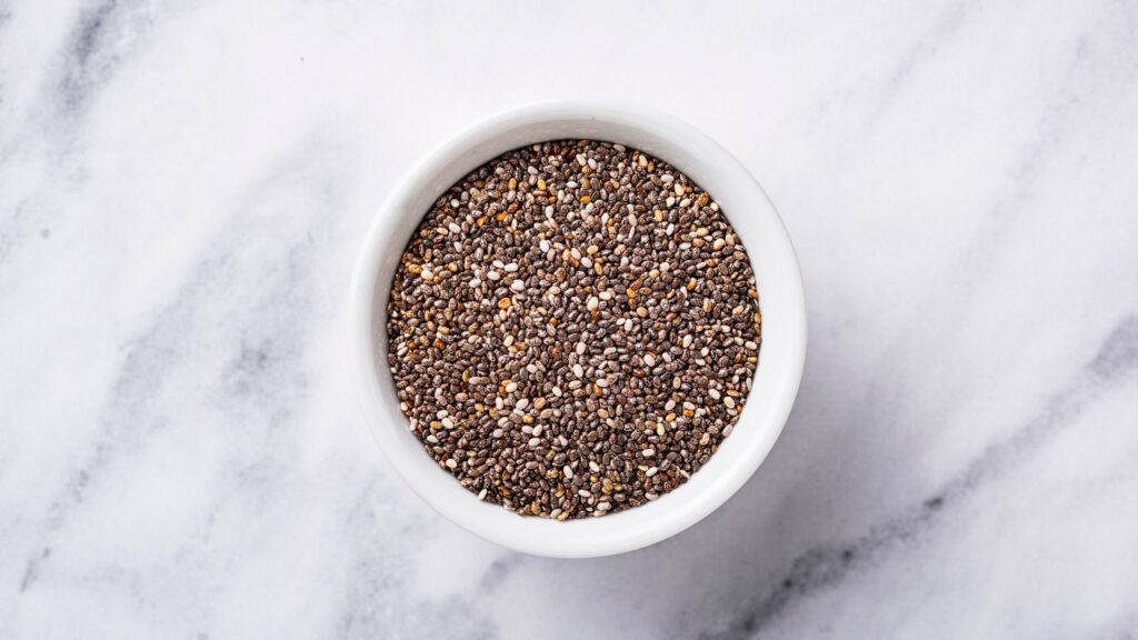 चिया सीड्स का स्वाद लगभग न के बराबर होता है, इसलिए इन्हें स्मूदी, ओट्स या सलाद में आसानी से मिलाया जा सकता है. जबकि सब्जा का स्वाद हल्का तुलसी जैसा होता है और यह शरबत में ज्यादा इस्तेमाल होता है. चिया सीड्स का स्वाद लगभग न के बराबर होता है, इसलिए इन्हें स्मूदी, ओट्स या सलाद में आसानी से मिलाया जा सकता है. जबकि सब्जा का स्वाद हल्का तुलसी जैसा होता है और यह शरबत में ज्यादा इस्तेमाल होता है.