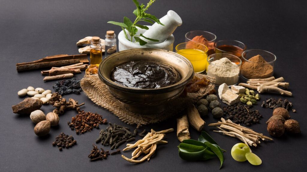 काली मिर्च में मौजूद पिपेरिन बलगम को पतला करता है और गले की खराश में आराम देता है. साथ ही ये गले को साफ रखता है और बैक्टीरिया से लड़ने में मदद करता है.