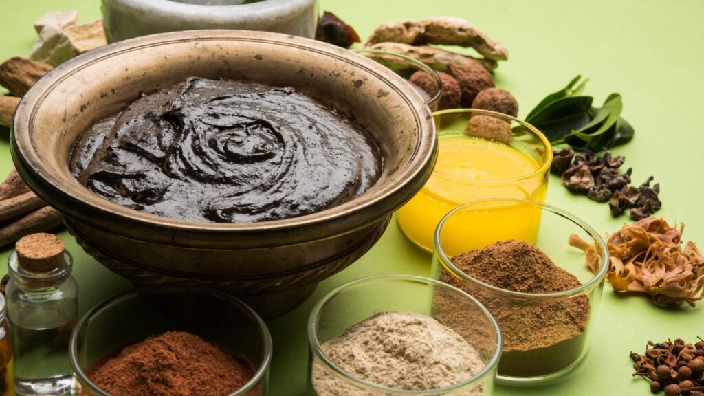 हल्दी और अदरक में मौजूद एंटी-इंफ्लेमेटरी गुण गले की सूजन और खांसी से राहत देते हैं. यह मिश्रण नाक बंद, खांसी और जुकाम जैसी समस्याओं को जल्दी ठीक करता है.