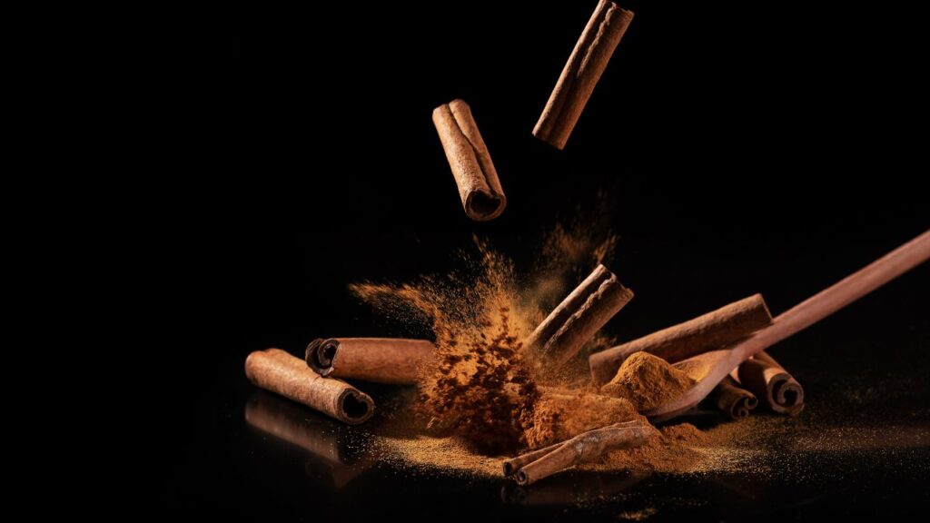 दालचीनी डायबिटीज रोगियों के लिए वरदान की तरह है. यह शरीर में इंसुलिन के प्रभाव को बेहतर बनाकर ब्लड शुगर को कंट्रोल में रखती है. डॉक्टर भी सीमित मात्रा में इसे डाइट में शामिल करने की सलाह देते हैं. दालचीनी डायबिटीज रोगियों के लिए वरदान की तरह है. यह शरीर में इंसुलिन के प्रभाव को बेहतर बनाकर ब्लड शुगर को कंट्रोल में रखती है. डॉक्टर भी सीमित मात्रा में इसे डाइट में शामिल करने की सलाह देते हैं.