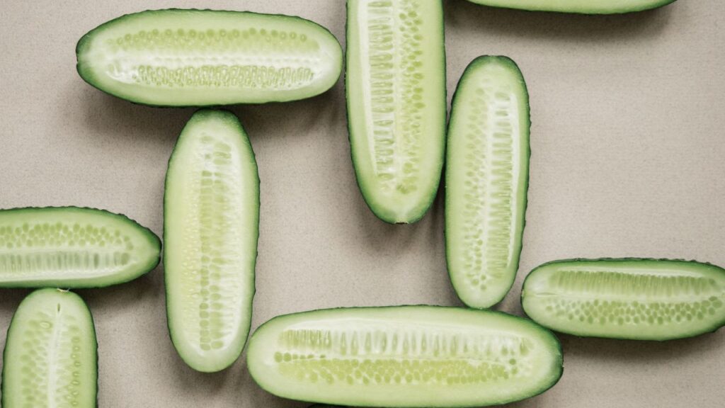 बीज को 10-12 घंटे पानी में भिगोकर बोएं ताकि अंकुरण तेज हो. हर गड्ढे में 2-3 बीज डालें और जब अंकुरण हो जाए तो कमजोर पौधों को हटा दें. बीज को हल्की गहराई में बोएं और मिट्टी को हल्के हाथों से दबाकर थोड़ा पानी दें.