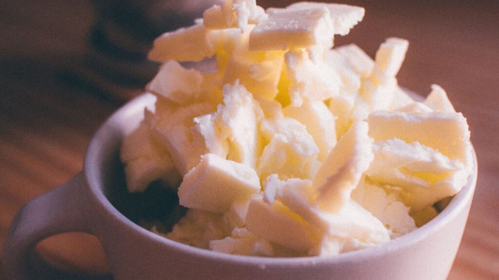 इस देसी रेसिपी को बनाने के लिए आपको सिर्फ दो चीजें चाहिए—ताजा मलाई और ठंडा पानी. साथ ही एक बड़ा बर्तन (स्टील या कांसे का), मथनी (हाथ से चलने वाली) या फिर इलेक्ट्रिक फूड प्रोसेसर. 