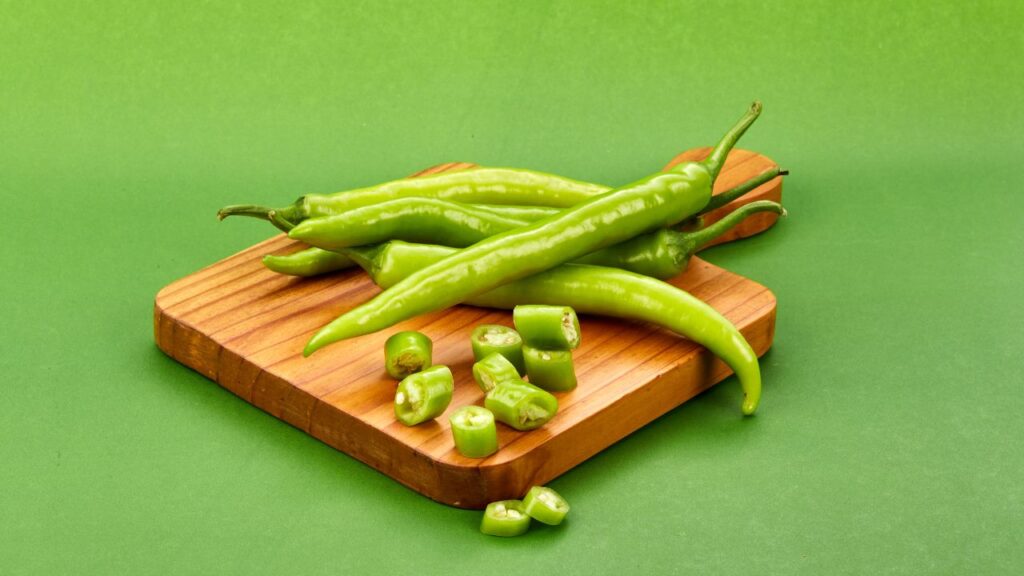 हरी मिर्च नमी में जल्दी सड़ जाती है और किचन में ज्यादा दिन टिक नहीं पाती. सड़ी हुई मिर्च का सेवन पेट की जलन, गैस या उल्टी-दस्त जैसी समस्याएं पैदा कर सकता है.