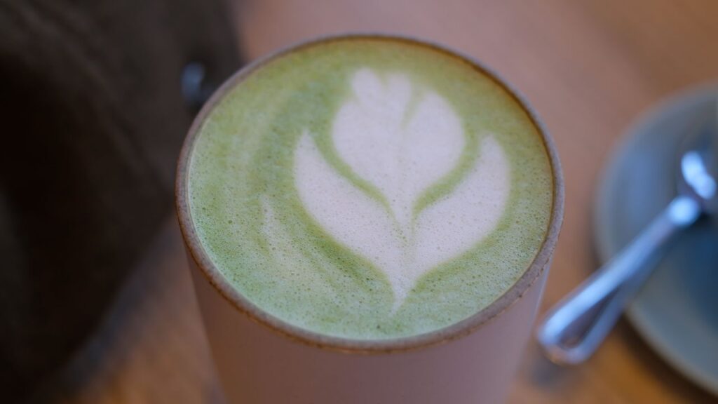 ग्रीन कॉफी में मौजूद क्लोरोजेनिक एसिड मेटाबॉलिज्म को बढ़ाने में मदद करता है. जब मेटाबॉलिज्म तेज होता है, तो शरीर तेजी से फैट बर्न करता है और वजन घटता है. ग्रीन कॉफी में मौजूद क्लोरोजेनिक एसिड मेटाबॉलिज्म को बढ़ाने में मदद करता है. जब मेटाबॉलिज्म तेज होता है, तो शरीर तेजी से फैट बर्न करता है और वजन घटता है.