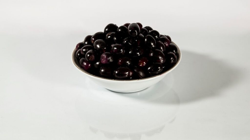 जामुन में मौजूद एंटीऑक्सीडेंट्स, फ्लेवोनॉइड्स और विटामिन C त्वचा को डिटॉक्स करने में मदद करते हैं. इससे स्किन से मुंहासे और दाग-धब्बे कम होते हैं और चेहरा साफ-सुथरा नजर आता है.