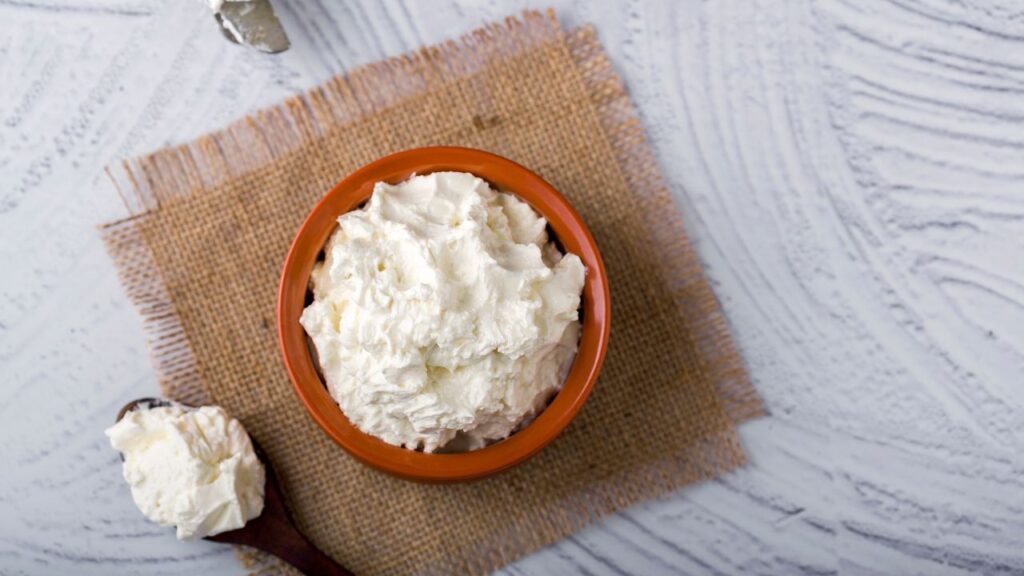 मक्खन निकालने से पहले मलाई को ठंडा करना ज़रूरी होता है. इसके लिए 3-4 घंटे तक या रातभर के लिए मलाई को फ्रिज में रख दें. ठंडी मलाई मथते समय जल्दी फटती है और मक्खन तथा छाछ अलग होने में मदद करती है. 