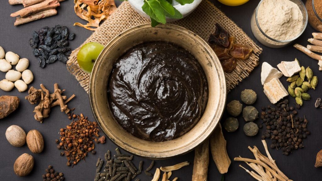 एक्सपर्ट्स के अनुसार, यह देसी च्यवनप्राश शरीर को अंदर से गर्म रखता है. बारिश के मौसम में जो सर्दी-बुखार बार-बार होता है, उसे यह रोकने में मदद करता है.