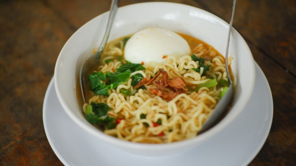 अगर नूडल्स खाना ही है, तो उसमें सब्जियां, पनीर, अंडा या टोफू जरूर डालें. नूडल्स को वेजिटेबल स्टॉक में पकाएं, ताकि थोड़ी हेल्थ वैल्यू बढ़ जाए. साथ ही कोशिश करें कि इसकी मात्रा और फ्रीक्वेंसी कम करें.