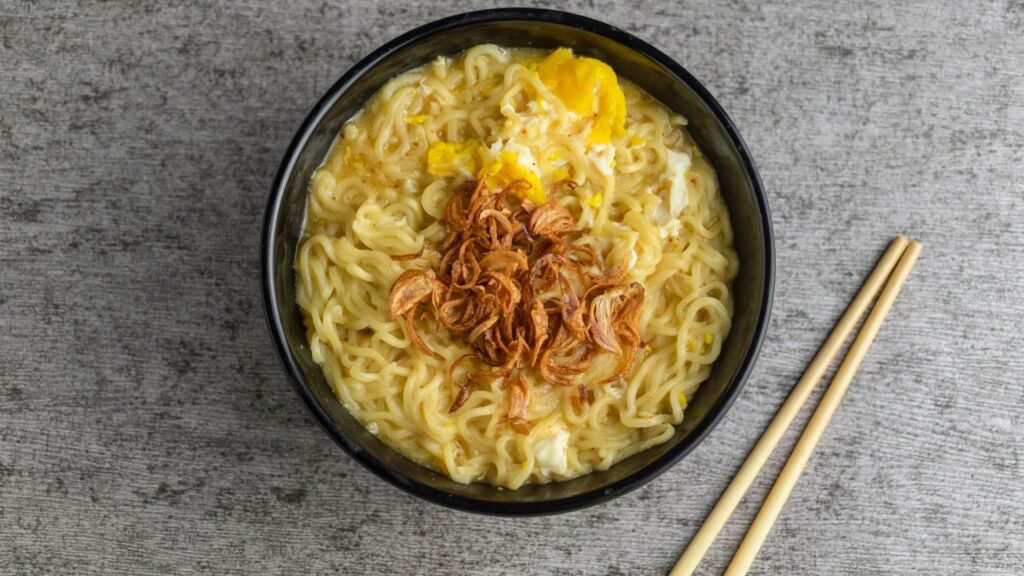 100 ग्राम नूडल्स में 397 से 3678 mg तक सोडियम हो सकता है. इतना अधिक सोडियम ब्लड प्रेशर को तेजी से बढ़ाता है, जिससे दिल की बीमारियां, स्ट्रोक और हार्ट अटैक की संभावना कई गुना बढ़ जाती है.