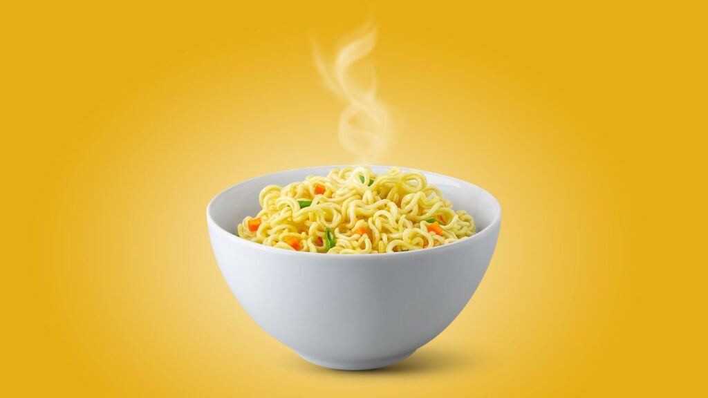 नूडल्स में फाइबर कम और फैट व रिफाइंड कार्बोहाइड्रेट की मात्रा अधिक होती है. इससे मोटापा, हाई BP और PCOS जैसी बीमारियों का खतरा बढ़ता है, जो महिलाओं में बांझपन की बड़ी वजह है.