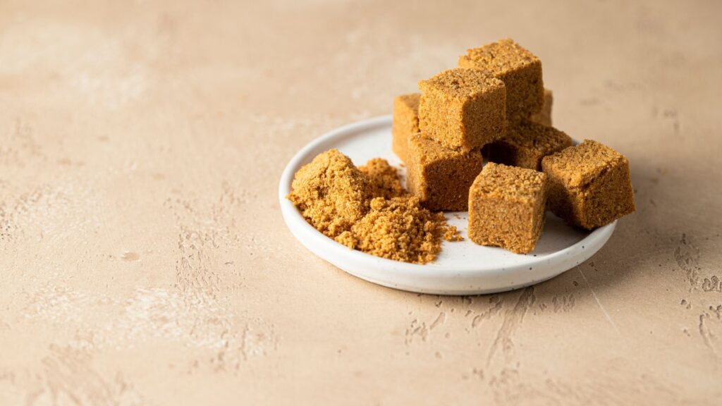 न्यूट्रीशनिस्ट शालिनी बताती हैं कि गुड़ और चीनी दोनों का थोड़ी-थोड़ी मात्रा में सेवन किया जाए, तो कोई बड़ी समस्या नहीं होती. असली नुकसान तब होता है जब लोग इसे “हेल्दी” मानकर बिना लिमिट खा लेते हैं.