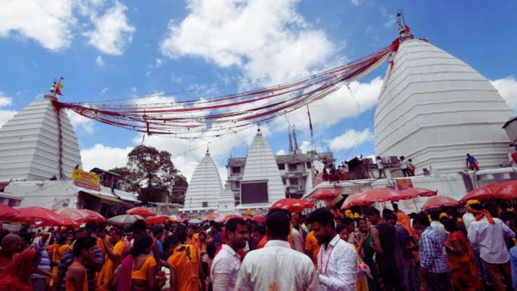 देवघर का उल्लेख स्कंद पुराण, पद्म पुराण, शिव पुराण, यहां तक कि आनंद रामायण में भी मिलता है. इसके साथ ही ऐसा माना जाता है कि उन भक्तों को अश्वमेध यज्ञ के समान पुण्य मिलता है जो कांवर लेकर बोलबम का उच्चारण करते हुए यहां आते हैं.
