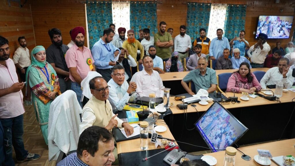  इसके अलावा, कृषि मंत्री ने कहा कि केंद्र सरकार किसानों को हरसंभव सहायता देगी, हार्टिकल्चर फसलों का बीमा जल्द सुनिश्चित किया जाएगा, किसानों को नहीं होने दी जाएगी कोई परेशानी.