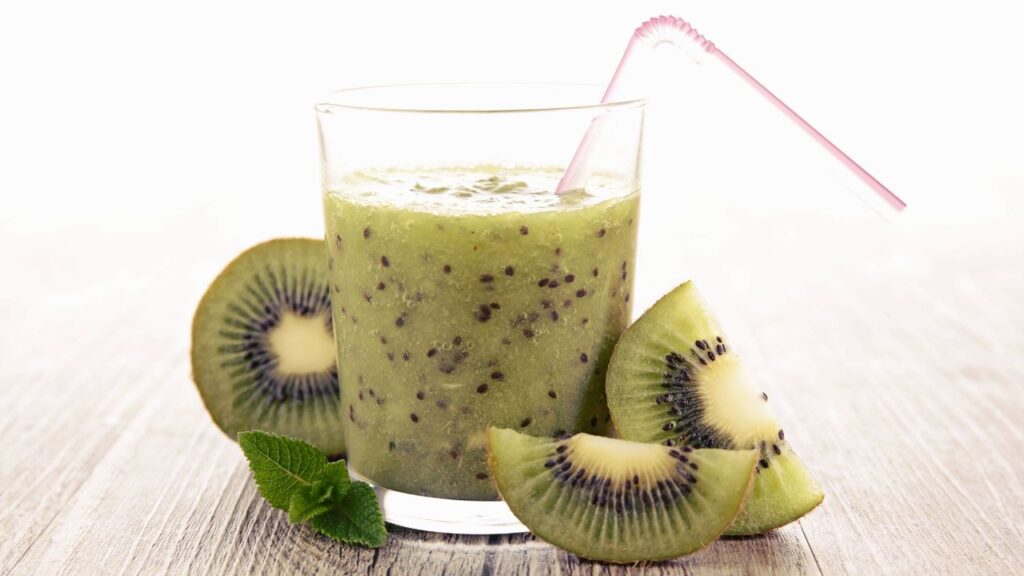 कीवी का जूस – कीवी विटामिन C का जबरदस्त सोर्स है. इसका जूस मानसून में वायरल इन्फेक्शन और थकावट को दूर करता है. इसके सेवन से शरीर की रोग प्रतिरोधक क्षमता (इम्युनिटी) तेज होती है.