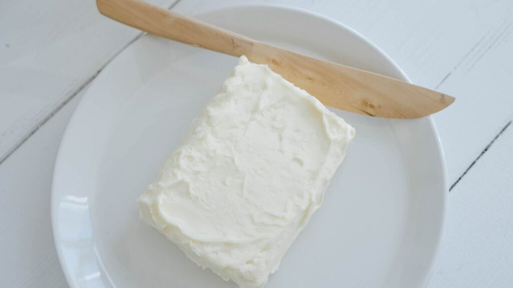 ठंडी मलाई को बर्तन में डालकर मथनी या फूड प्रोसेसर से तब तक मथें जब तक वह फटकर मक्खन और छाछ में न बदल जाए. यह प्रक्रिया लगभग 10-15 मिनट में पूरी हो जाती है. जब मक्खन सतह पर तैरने लगे तो उसे छाछ से अलग करें और ठंडे पानी से अच्छे से धो लें.