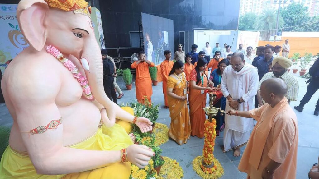 लखनऊ, वाराणसी, अमरोहा और सहारनपुर में आम की पैकिंग और निर्यात के लिए अत्याधुनिक पैक हाउस तैयार किए गए हैं, जिससे किसानों को बड़ा बाजार और बेहतर दाम मिलेंगे. लखनऊ, वाराणसी, अमरोहा और सहारनपुर में आम की पैकिंग और निर्यात के लिए अत्याधुनिक पैक हाउस तैयार किए गए हैं, जिससे किसानों को बड़ा बाजार और बेहतर दाम मिलेंगे.