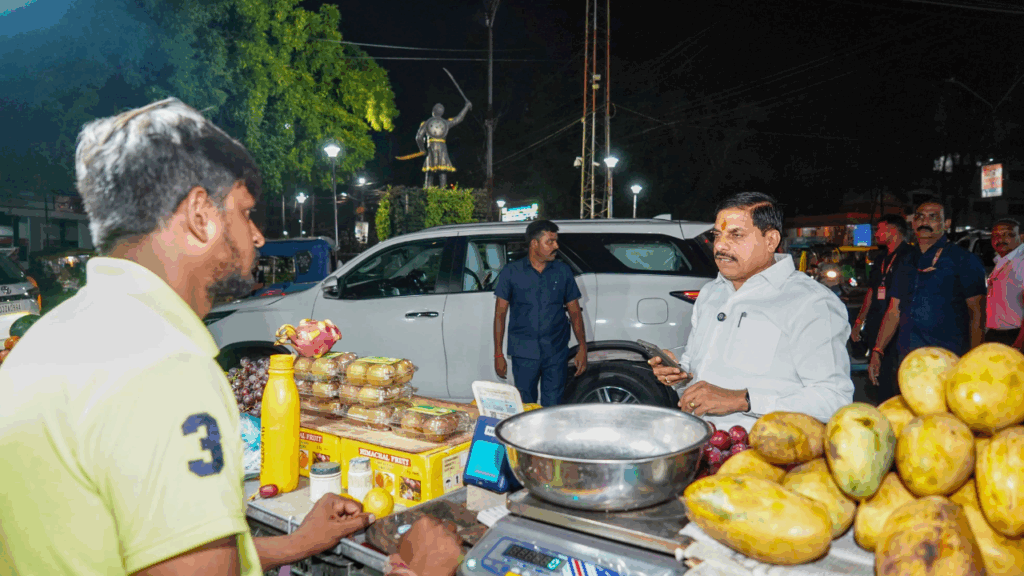 भोपाल की न्यू मार्केट में अचानक पहुंचे सीएम मोहन यादव, जनता से मिले, हालचाल जाना और सादगी से सबका दिल जीत लिया. लोग बोले ये हैं हमारे असली जननेता.