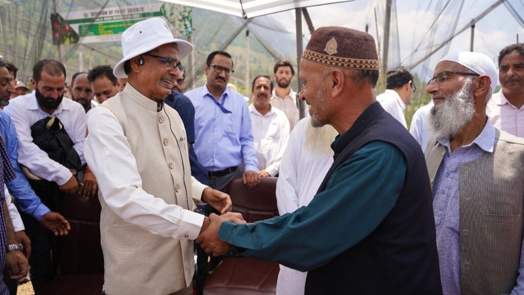 ओलावृष्टि से फसलों की रक्षा के लिए सुरक्षात्मक जाल प्रणाली, वैज्ञानिक छंटाई और जल प्रबंधन तकनीकों का कृषि मंत्री ने फील्ड में अवलोकन किया और सुझाव भी दिए.