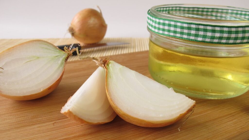 प्याज में मौजूद प्रीबायोटिक फाइबर इनुलिन आंतों के लिए फायदेमंद होता है. ये गुड बैक्टीरिया को बढ़ाकर कब्ज, सूजन और अन्य पेट की समस्याओं से राहत देता है.