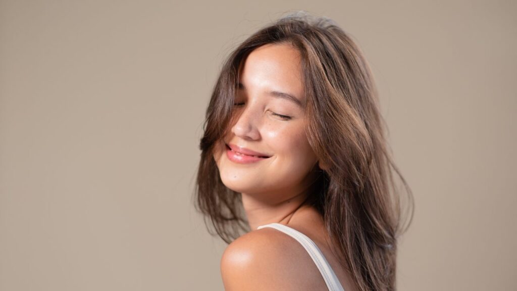 हल्दी शरीर से टॉक्सिन्स बाहर निकालती है. भुनी हुई हल्दी का सेवन खून को शुद्ध करता है जिससे त्वचा पर ग्लो आता है, दाने-मुंहासे और पिंपल्स भी दूर होते हैं.