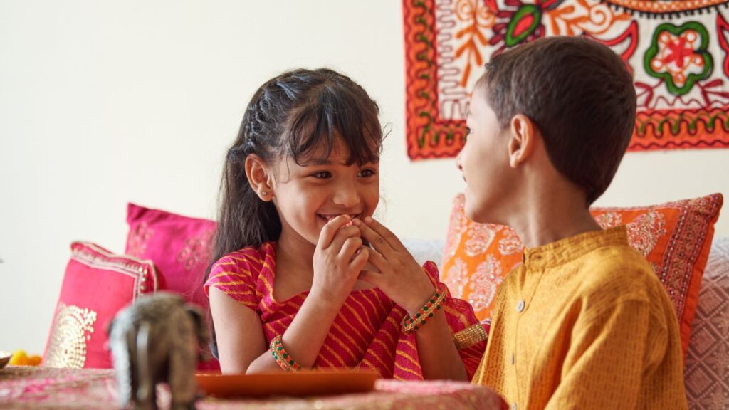 रक्षाबंधन वह पावन पर्व है जिसमें बहनें अपने भाई की कलाई पर रक्षा सूत्र बांधती हैं और उनकी लंबी उम्र और समृद्धि की कामना करती हैं. भाई इसके बदले में बहन की रक्षा का वचन देते हैं. रक्षाबंधन वह पावन पर्व है जिसमें बहनें अपने भाई की कलाई पर रक्षा सूत्र बांधती हैं और उनकी लंबी उम्र और समृद्धि की कामना करती हैं. भाई इसके बदले में बहन की रक्षा का वचन देते हैं.