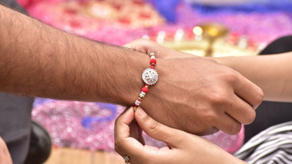 1905 में रवींद्रनाथ टैगोर ने हिंदू-मुस्लिम एकता को बढ़ावा देने के लिए रक्षाबंधन के दिन लोगों से एक-दूसरे को राखी बांधने की अपील की थी, जो राष्ट्रीय एकता का संदेश बन गया. 1905 में रवींद्रनाथ टैगोर ने हिंदू-मुस्लिम एकता को बढ़ावा देने के लिए रक्षाबंधन के दिन लोगों से एक-दूसरे को राखी बांधने की अपील की थी, जो राष्ट्रीय एकता का संदेश बन गया.