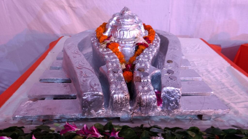 सावन 2025 में कुल चार सोमवार आएंगे. पहला सोमवार 14 जुलाई, दूसरा सोमवार 21 जुलाई, तीसरा सोमवार 28 जुलाई, चौथा सोमवार 4 अगस्त और 9 अगस्त को सावन पूर्णिमा के साथ श्रावण मास का समापन होगा. 