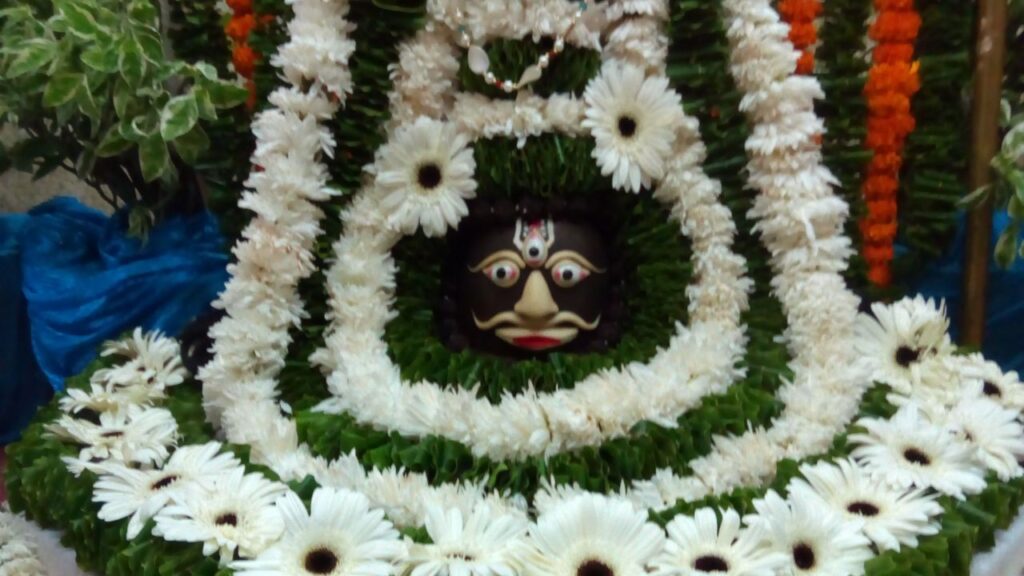 मान्यता है कि भगवान शिव का मुख उत्तर दिशा की ओर होता है. इसलिए शिवलिंग पर जल चढ़ाते समय व्यक्ति का मुख उत्तर दिशा में होना चाहिए. इससे पूजा का फल कई गुना बढ़ जाता है.