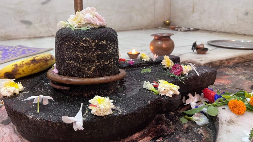 श्रावण मास की शुरुआत कृष्ण पक्ष की प्रतिपदा तिथि से होती है. यह माह भगवान शिव को अत्यंत प्रिय है. 2025 में सावन 11 जुलाई से शुरू हो चुका है और पहला सोमवार 14 जुलाई को पड़ेगा. यह दिन व्रत, उपवास और शिवलिंग पर जलाभिषेक के लिए सर्वश्रेष्ठ माना जाता है. श्रावण मास की शुरुआत कृष्ण पक्ष की प्रतिपदा तिथि से होती है. यह माह भगवान शिव को अत्यंत प्रिय है. 2025 में सावन 11 जुलाई से शुरू हो चुका है और पहला सोमवार 14 जुलाई को पड़ेगा. यह दिन व्रत, उपवास और शिवलिंग पर जलाभिषेक के लिए सर्वश्रेष्ठ माना जाता है.