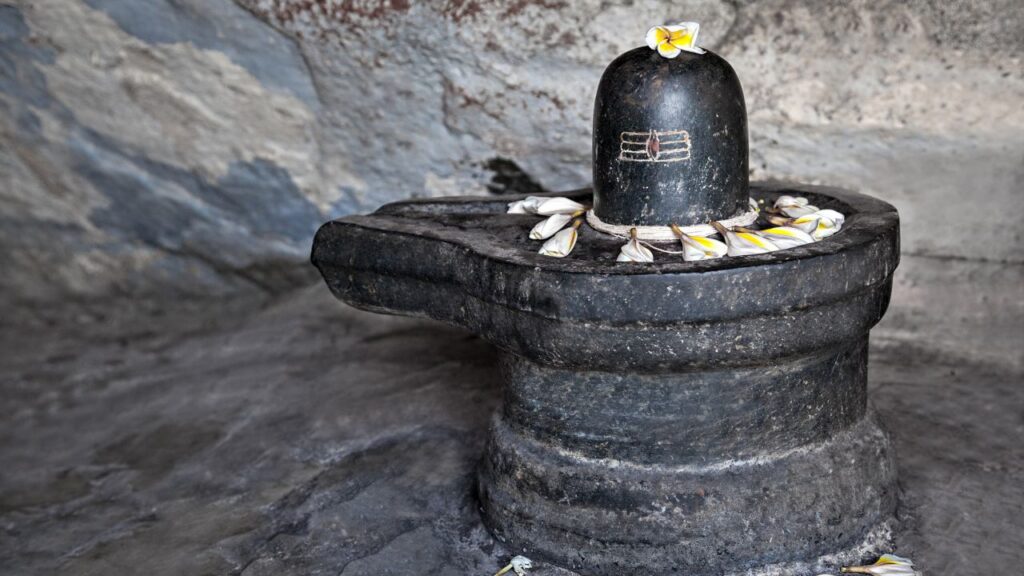 सावन का हर दिन शिव आराधना के लिए अति पावन माना गया है. इस महीने में शिवलिंग पर जलाभिषेक, रुद्राभिषेक, महामृत्युंजय जाप और सोमवार व्रत करने से पुण्य की प्राप्ति होती है. 