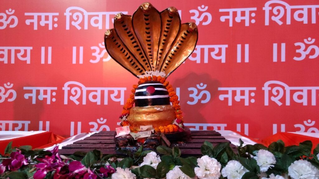 सनातन धर्म में (सावन) श्रावण मास को भगवान शिव की आराधना के लिए सबसे पवित्र महीनों में से एक माना गया है. साल 2025 में सावन मास की शुरुआत 11 जुलाई से हो रही है. यह माह पूरी तरह भक्ति और शिव साधना से भरपूर होता है, जिसमें व्रत, जप और शिवलिंग पर जलाभिषेक का विशेष महत्व है.