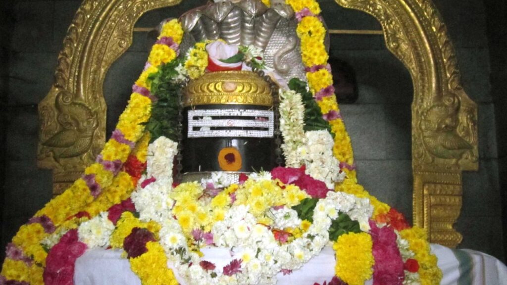 गंगाजल, या किसी शुद्ध नदी का जल सर्वोत्तम माना गया है. घर का जल प्रयोग करें तो उसे पहले शुद्ध और शीतल कर लें. अशुद्ध, गर्म या बासी जल शिवलिंग पर नहीं चढ़ाना चाहिए.