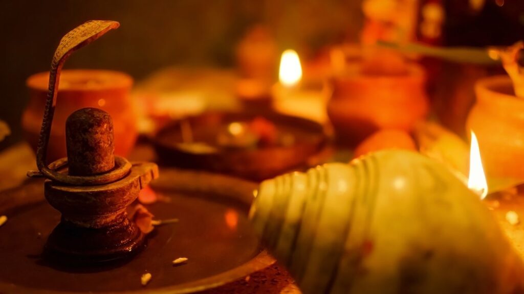 मान्यता है कि यदि सावन के किसी भी सोमवार को शिवलिंग पर श्रद्धा से मात्र एक लोटा जल भी चढ़ा दिया जाए, तो भगवान शिव प्रसन्न होकर अपने भक्तों को सुख, शांति और समृद्धि का आशीर्वाद प्रदान करते हैं. मान्यता है कि यदि सावन के किसी भी सोमवार को शिवलिंग पर श्रद्धा से मात्र एक लोटा जल भी चढ़ा दिया जाए, तो भगवान शिव प्रसन्न होकर अपने भक्तों को सुख, शांति और समृद्धि का आशीर्वाद प्रदान करते हैं.