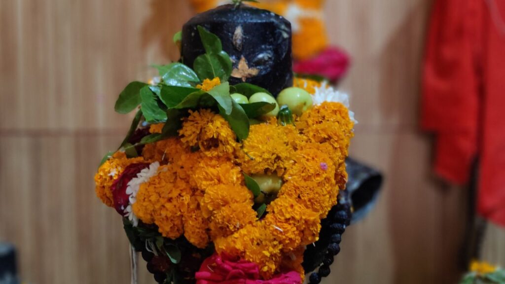 समुद्र मंथन के समय निकले हलाहल विष को भगवान शिव ने पी लिया था. विष के प्रभाव से उनका शरीर अत्यधिक गर्म हो गया, जिसे शांत करने के लिए देवताओं ने उन पर निरंतर जल अर्पित किया. तभी से भोलेनाथ के जलाभिषेक की यह परंपरा चली आ रही है.