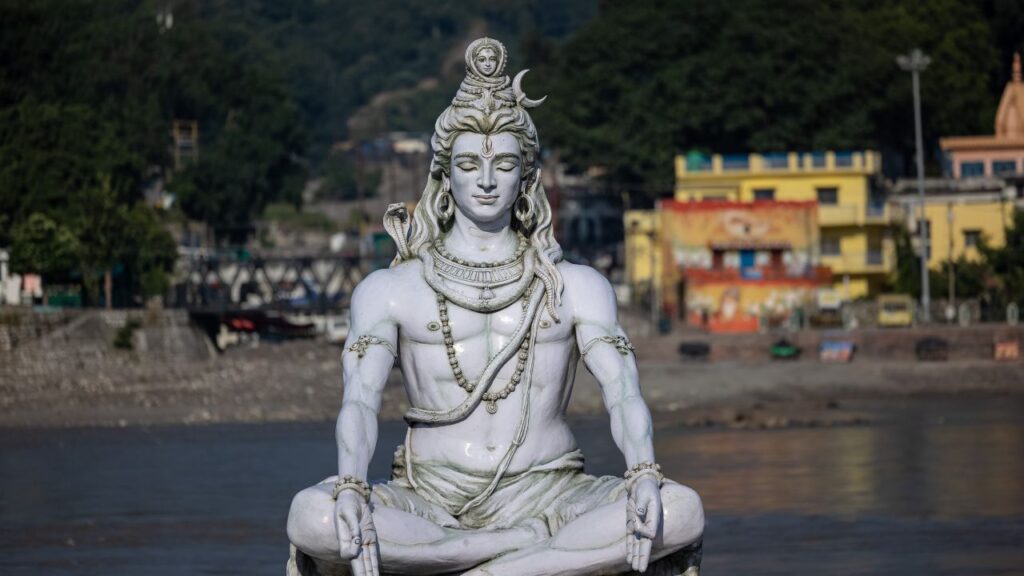 उत्तराखंड में सावन का आरंभ सौर पंचांग के अनुसार 16 जुलाई से माना जाएगा. इसी दिन राज्य का प्रसिद्ध लोकपर्व ‘हरेला’ भी मनाया जाएगा, जो धरती की हरियाली और समृद्धि का प्रतीक है. इस दिन घर-घर में पौधे लगाए जाते हैं और भगवान शिव की कृपा के लिए प्रार्थना की जाती है.