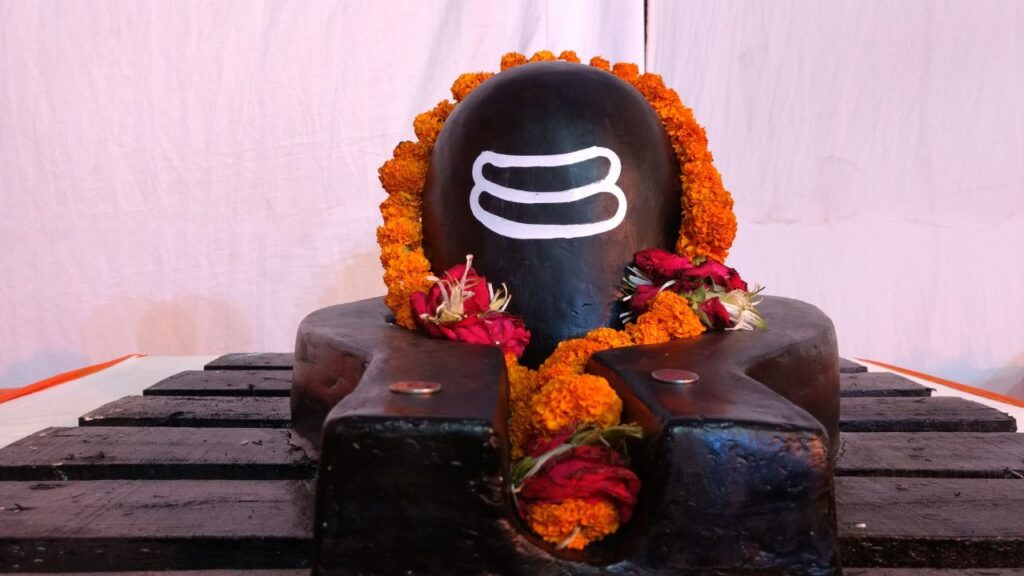 ऐसी मान्यता है कि सावन सोमवार का व्रत रखने से भगवान शिव जल्दा ही प्रसन्न होते हैं. यह व्रत न केवल जीवन की बाधाएं दूर करता है, बल्कि विवाह, संतान सुख और समृद्धि की प्राप्ति भी होती है. विशेषकर कुंवारी कन्याएं इस व्रत को अच्छे वर की प्राप्ति के लिए करती हैं.