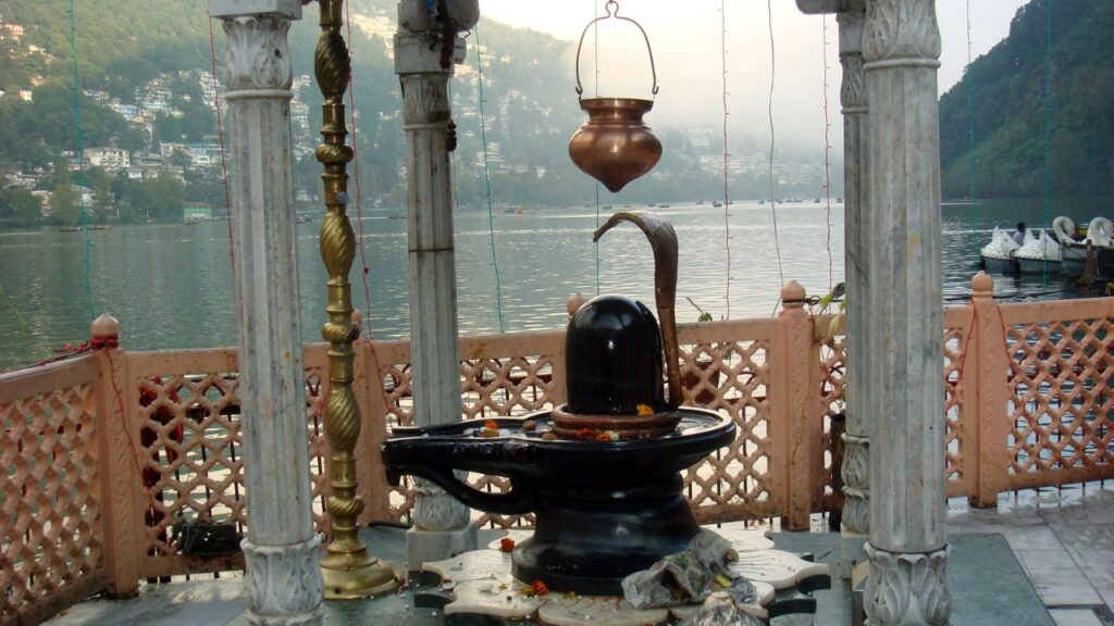 जल चढ़ाने से पहले “ॐ नमः शिवाय” या “ॐ त्र्यंबकं यजामहे” मंत्र का जप करें. इससे मन एकाग्र होता है और वातावरण सकारात्मक ऊर्जा से भर जाता है.