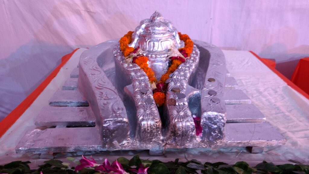 केवल जल ही नहीं, बल्कि बेलपत्र, भांग, धतूरा, शमी पत्र, दूध, दही और शहद भी शिव को अर्पित किए जा सकते हैं. विशेष रूप से बेलपत्र शिवलिंग पर तीन पत्तियों वाले होने चाहिए और उल्टा नहीं चढ़ाना चाहिए. (इस खबर में दी गई जानकारी केवल सामान्य ज्ञान पर आधारित है.)