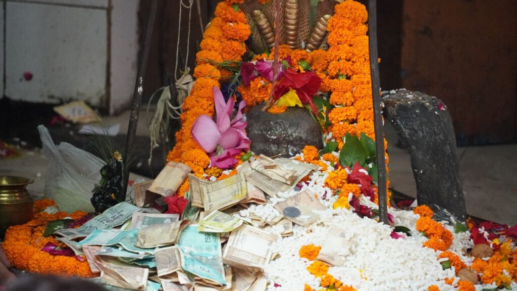 शास्त्रों में उल्लेख है कि शिवलिंग पर इत्र या चंदन अर्पण करने से मन की तामसी प्रवृत्तियां दूर होती हैं. इससे न केवल भगवान शिव प्रसन्न होते हैं, बल्कि पूजा में दिव्यता और भक्ति का विशेष प्रभाव आता है.