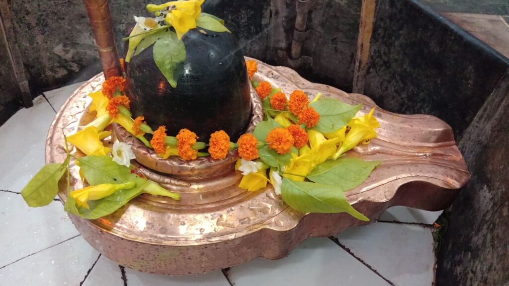 पूजन के अंत में तीन बार ताली बजाएं और पूजन के अंत में तीन बार ताली बजाएं और