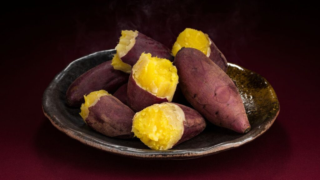 शकरकंद का छिलका फाइबर, आयरन और एंटीऑक्सीडेंट्स से भरपूर होता है. यह शरीर को ऊर्जा देता है और पाचन तंत्र को मजबूत करता है. इसे अच्छी तरह धोकर उबालें या भूनें और बिना छीले ही खाएं. शकरकंद का छिलका फाइबर, आयरन और एंटीऑक्सीडेंट्स से भरपूर होता है. यह शरीर को ऊर्जा देता है और पाचन तंत्र को मजबूत करता है. इसे अच्छी तरह धोकर उबालें या भूनें और बिना छीले ही खाएं.