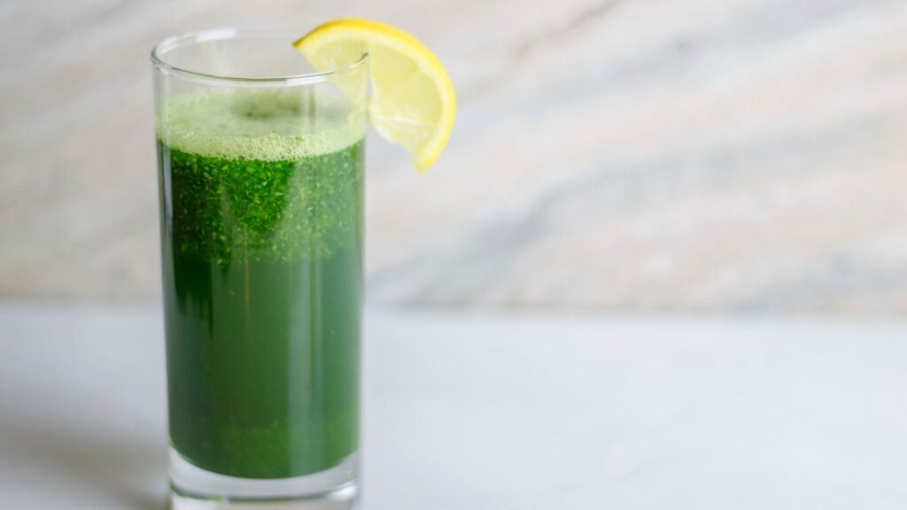 हरी पत्तेदार सब्जियों का जूस – पालक, मेथी, धनिया जैसी पत्तेदार सब्जियों का जूस आयरन, फाइबर और फोलिक एसिड से भरपूर होता है. इसे पीने से शरीर की कमजोरी दूर होती है और एनर्जी बनी रहती है.