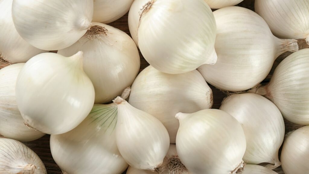 सफेद प्याज का स्वाद हल्का मीठा और कम तीखा होता है. यह खासतौर पर मेक्सिकन सालसा, पास्ता सॉस और व्हाइट सॉस में उपयोग होता है. हल्की आंच पर पकाने पर यह और भी नरम और स्वादिष्ट हो जाता है. 