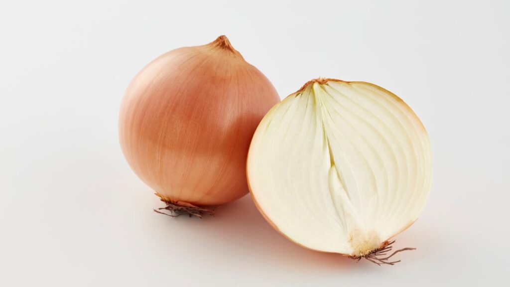 पीले प्याज में सल्फर की मात्रा अधिक होती है, जिससे इसका स्वाद तीखा होता है. लेकिन पकने के बाद इसका स्वाद मीठा हो जाता है और रंग सुनहरा. इसलिए यह बिरयानी, दम वाले खाने, रोस्टिंग और ग्रेवी जैसी धीमी आंच पर पकने वाली डिशेज के लिए बढ़िया होता है.