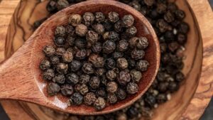 कीमतों में उछाल से बढ़ी दिलचस्पी, काली मिर्च बनी आदिवासी किसानों की पसंदीदा फसल