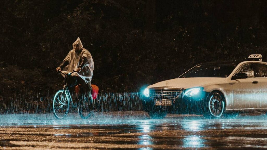 Heavy Rain Lashes North and South India: Delhi-NCR, UP, Rajasthan, Tamil Nadu and Kerala Witness Widespread Showers; IMD Issues Alert